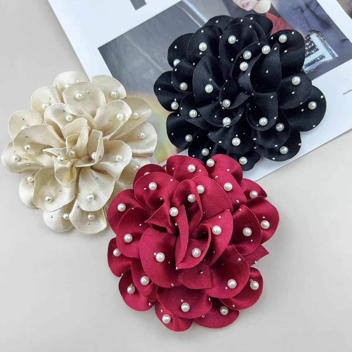 Elegant Large Rose Flower Brooches Lapel Pins Handmade Dainty Satin Fabric Pearl Brooches Big Camellia Flower Brooch Pin for Women Wedding Part Dance Dress Suit Clothes Accessories Prom Jewelry